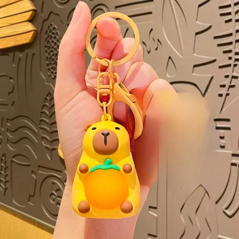 لطيف كابيبارا أنيمي الإضاءة في الظلام لعبة Kawaii لطيف دمية صغيرة ضوء دافئ كيرينغ الإبداعية مضيئة كابيبارا المفاتيح 2025