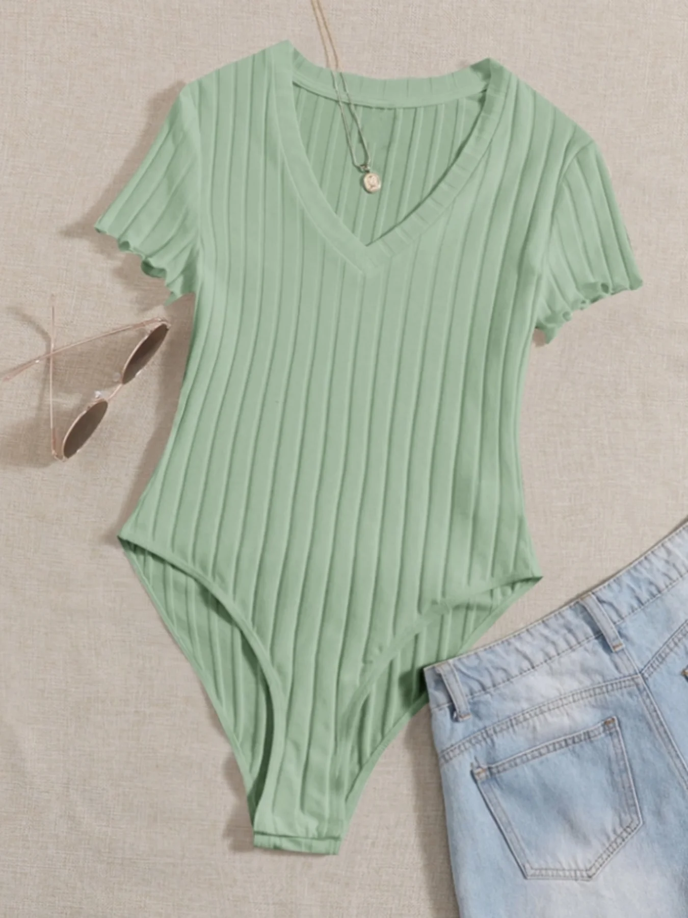Neue Sommermode für Damen: V-Ausschnitt, dicht gestricktes, einfarbiges Top