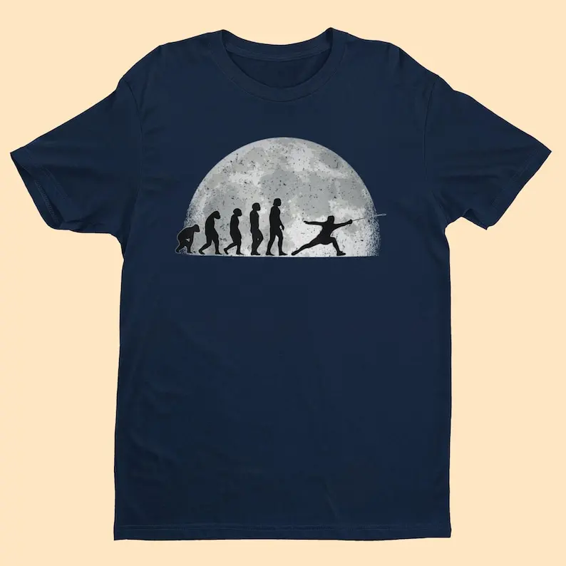 

Футболка «Эволюция фехла меча» из обезьяны через доисторический человек к фехтою в фориге в лунном свете Футболки с рисунком Футболки