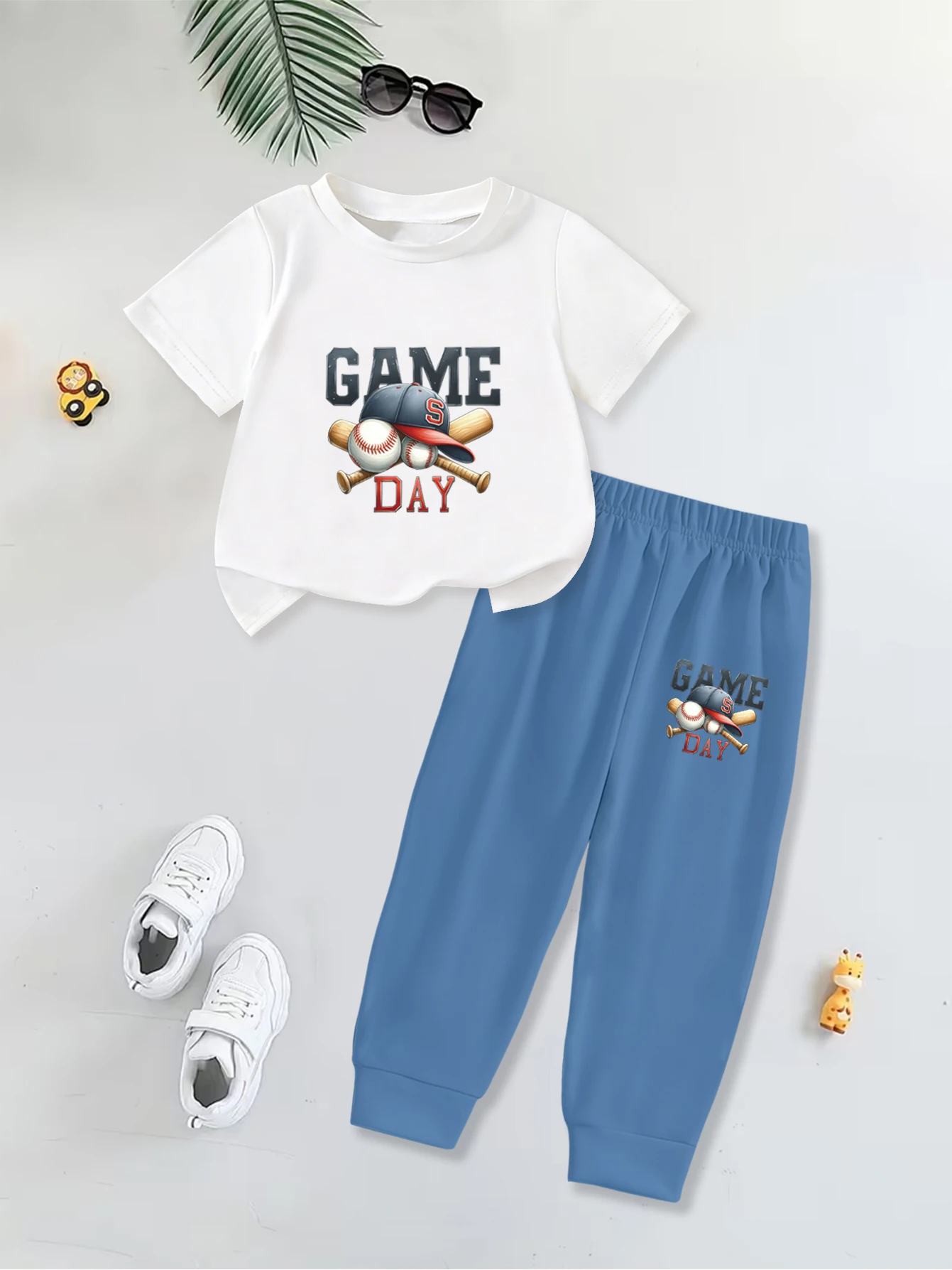 2 piezas: Super Bowl Boys Summer Casual Outfit Gorra de béisbol de dibujos animados Patrón de bola de murciélago Pantalones de chándal de manga corta