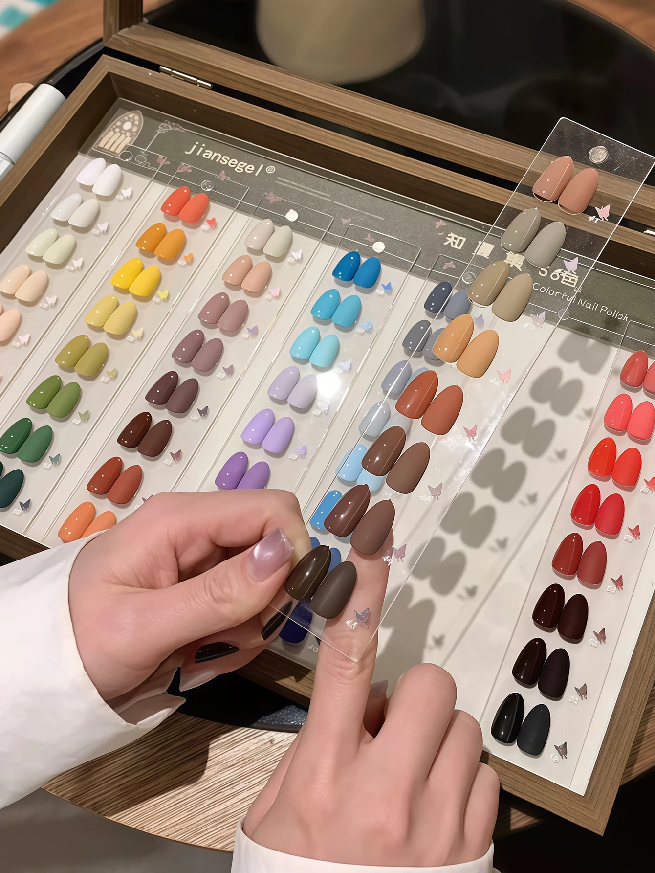 Ensemble de vernis à ongles de couleur unie 56 couleurs 15ml, vernis à ongles gel UV/LED amovible, comprend un nuancier, un ensemble d'art d'ongle d'été pour le bricolage