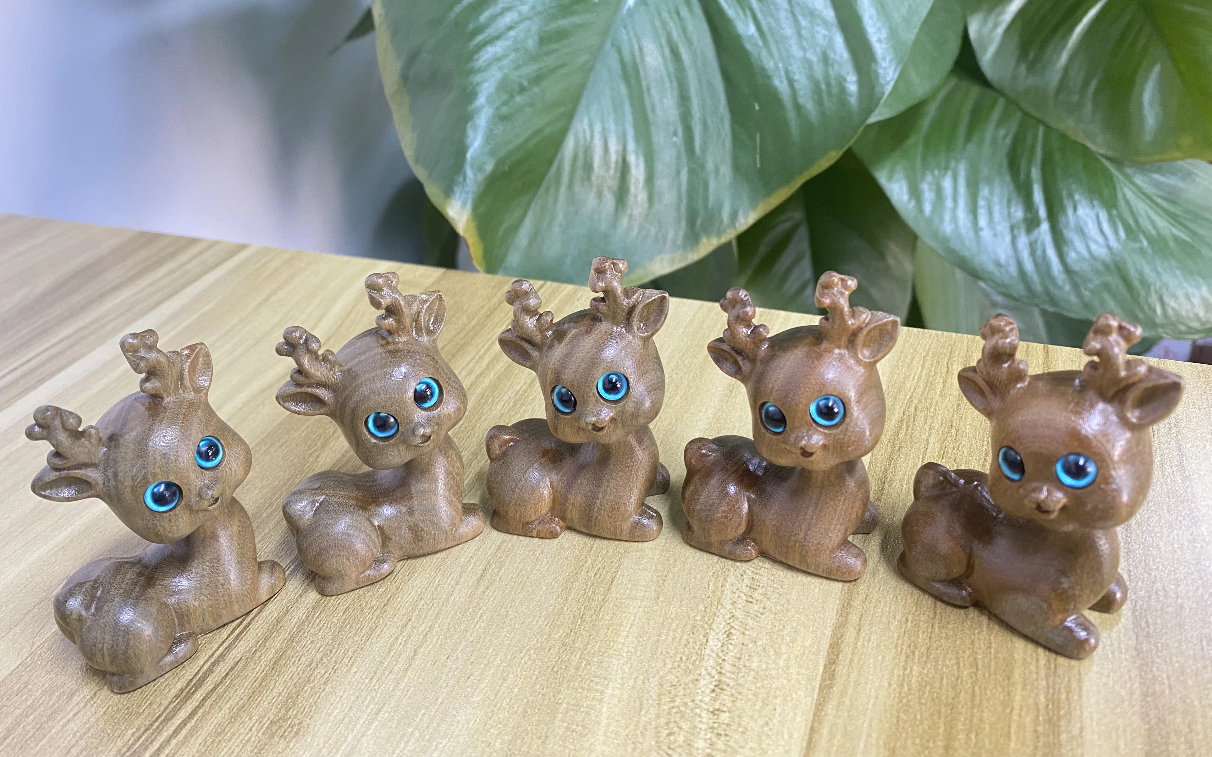 Decoration home funny gifts Green Sandalwood Animal Wood Carving Handicraft Small Deer Car Interior Desktop Accessories