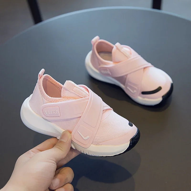 Buty dziecięce wyściełane trampki 2024 nowy żółty Boys Baby lekkie buty jesień zima różowe dziecko Baby Casual buciki Sneakers