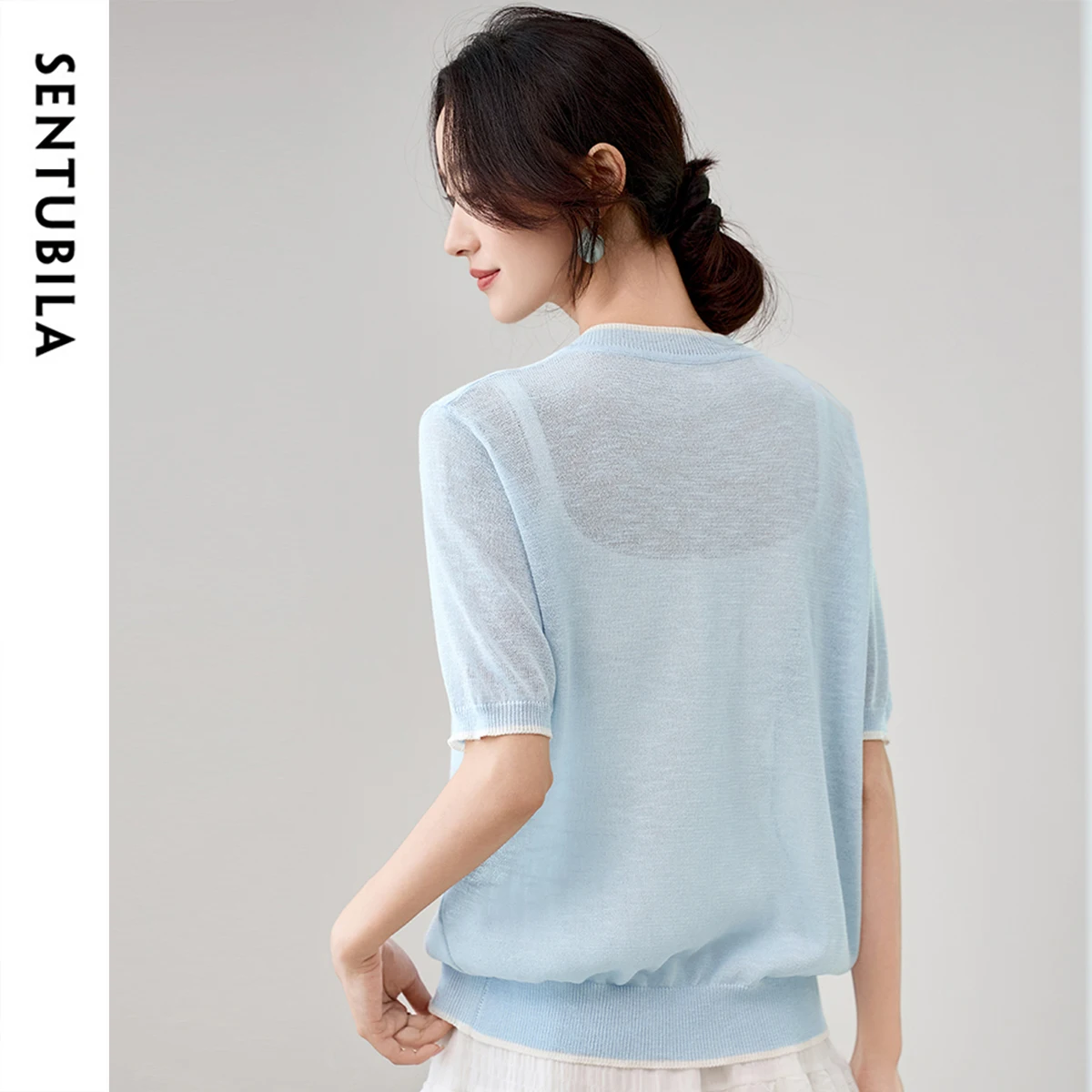 เสื้อคาร์ดิแกนแขนสั้นสำหรับฤดูร้อน SENTUBILA รุ่นปี 2025 สไตล์เกาหลี ตกแต่งกระดุมและลูกไม้ เสื้อถักลำลอง รุ่น W52HB1834