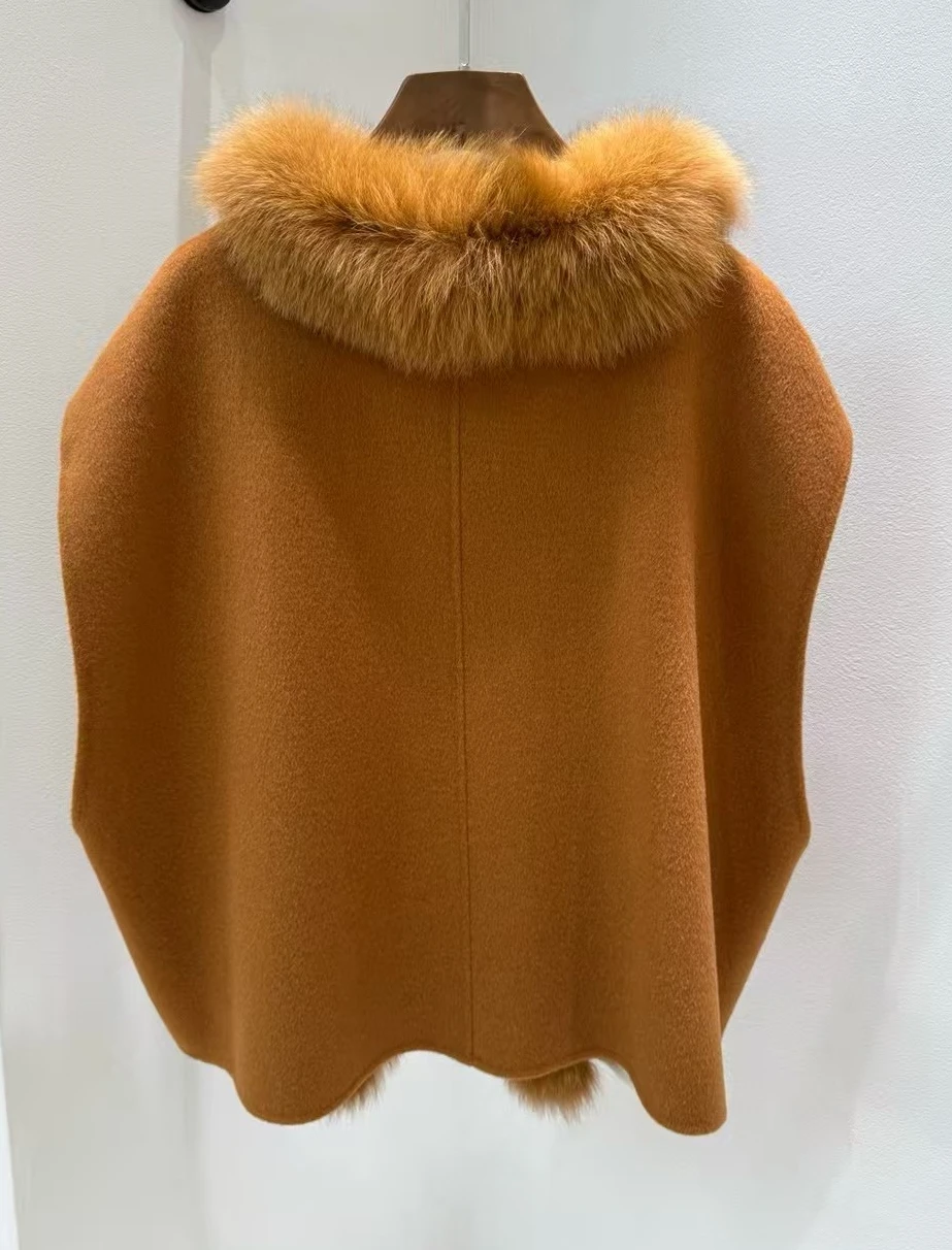 سترة كشمير قصيرة جديدة لخريف وشتاء 2025 للسيدات بتصميم فراء الثعلب ومزاج عصري