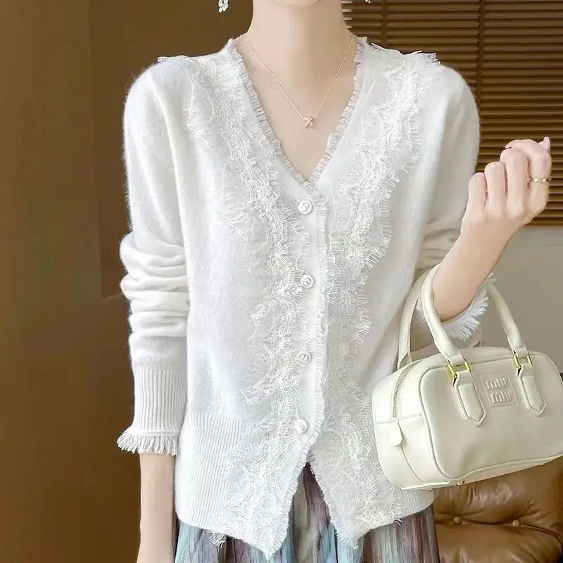 Neuer langärmliger Pullover, sanfter Strickpullover, Spitzenspleißen, elegantes Design, Top-Strickjacke