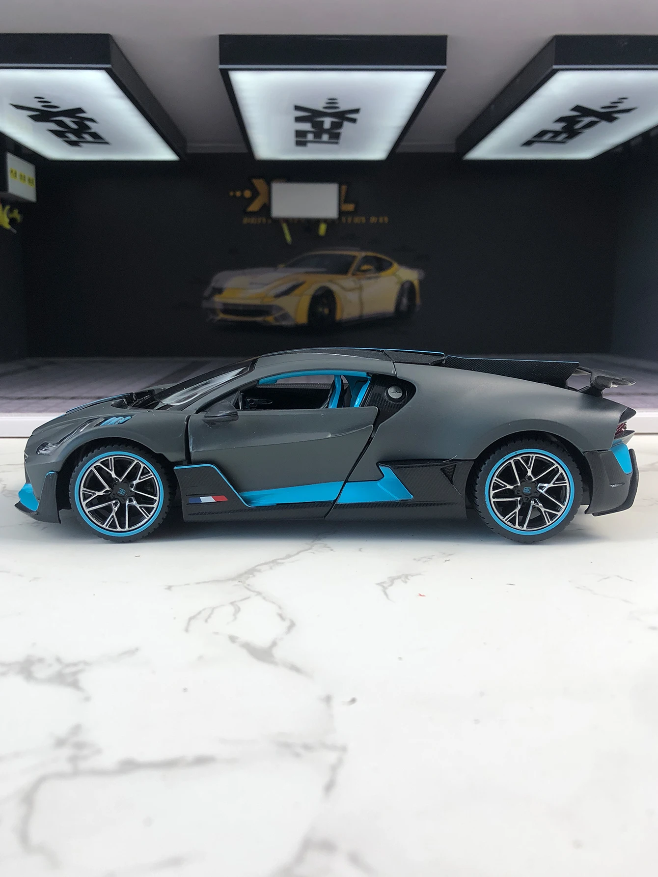 Rastar 1:24 simulation zinc alloy Bugatti DIVO model car, static ornament, metal collectible gift car