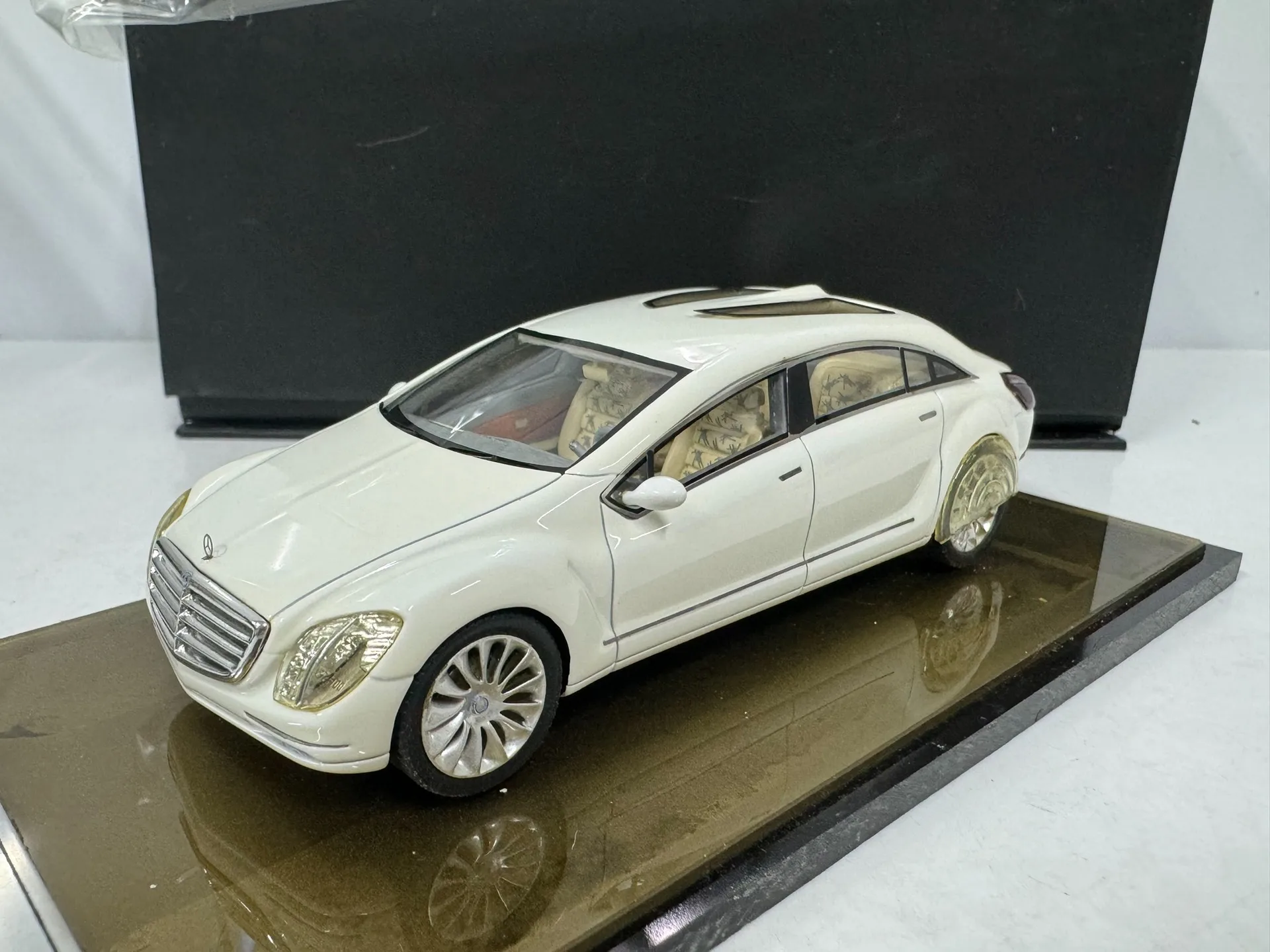 Model kolekcjonerski Benz F700 Concept Car, skala 1/43, odlewany, z wadami, zabawka, prezent, pamiątka, ozdoba do ekspozycji