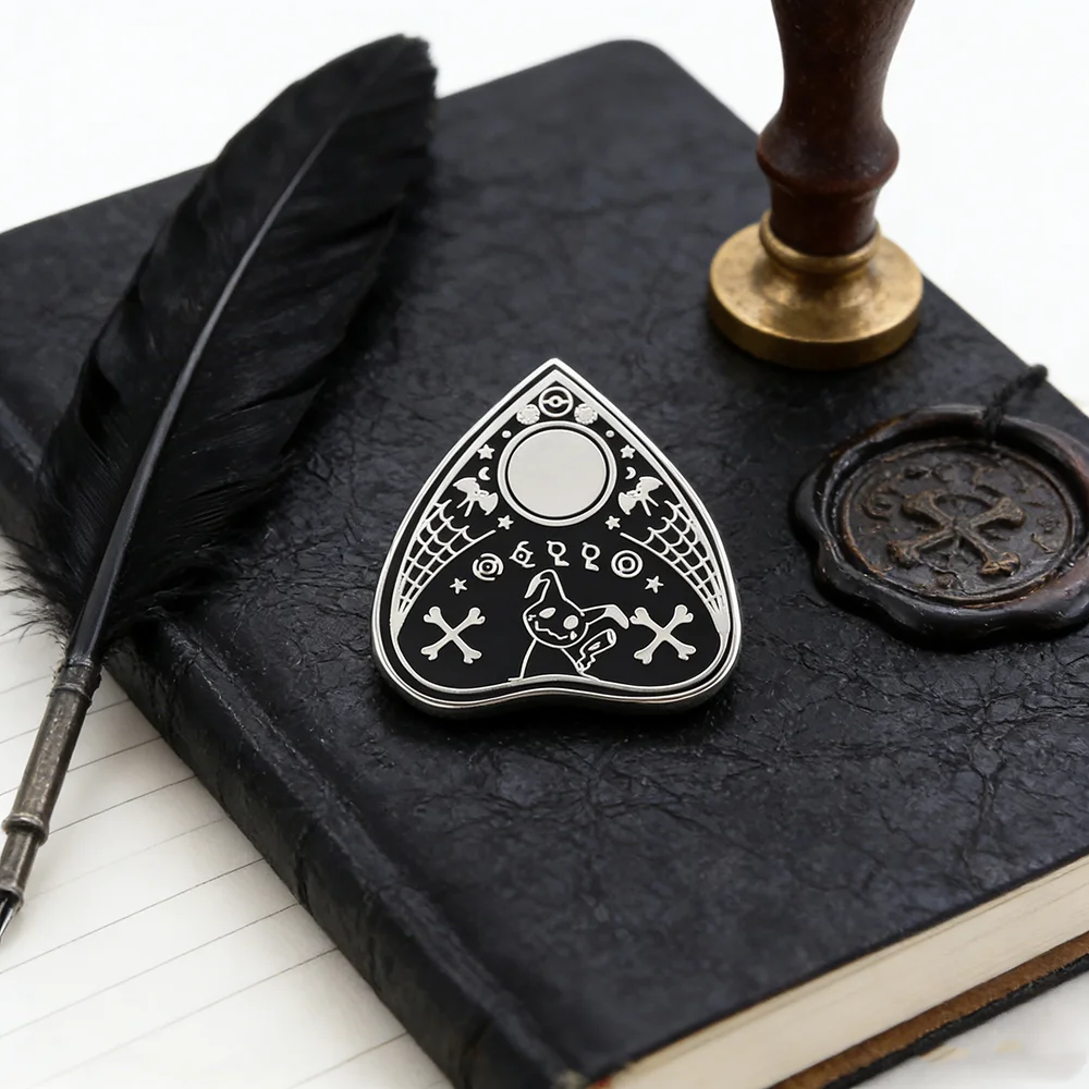 Magisches Ouija-Brett Cartoon-Emaille-Brosche Geister Halloween-Geister-Pin Abzeichen für Spielfans Niedliche Horror-Accessoires – Detail 10