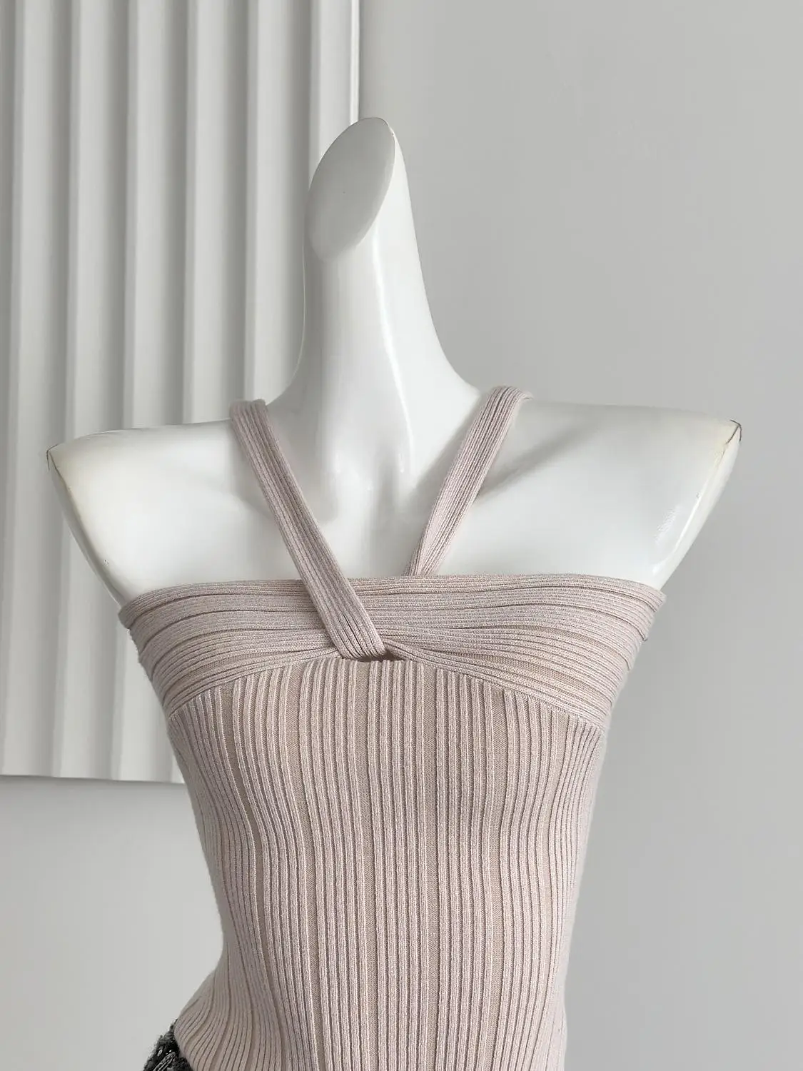 ピンク色のニットセーター レディース ベースレイヤー トップス ネックハンギング スリムフィット ピュアデザイア 肩出し 春 2025