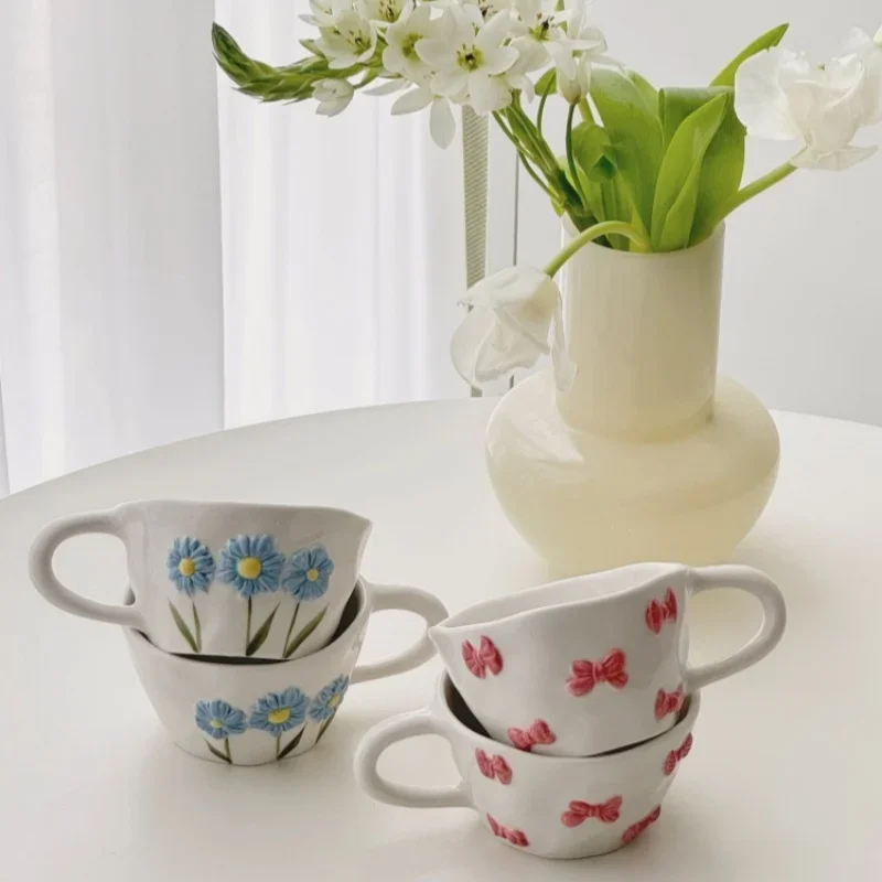 250 ml handgezeichnete Relief-Kaffeetassen, handgekneckte unregelmäßige Keramikbecher, Gänseblümchen-Wassertasse, rosa Schleife, Croissant, Haferflocken, Frühstückstasse