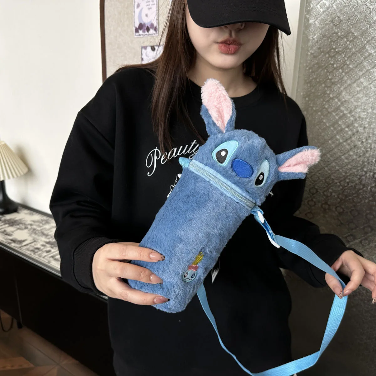 يمكن تحويل حقيبة زجاجات المياه القطيفة بغطاء كوب الترمس الكرتوني إلى حقيبة ظهر صغيرة مناسبة لعشاق الرسوم المتحركة والحياة اليومية #1