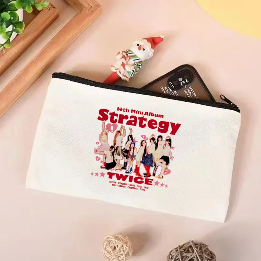 แฟชั่น Harajuku พิมพ์กระเป๋าสะพายขนาดใหญ่น่ารัก K-Pop Girls Group พิมพ์ Tote กระเป๋า Y2K ผู้หญิง Casual All-Match ผ้าใบกระเป๋า