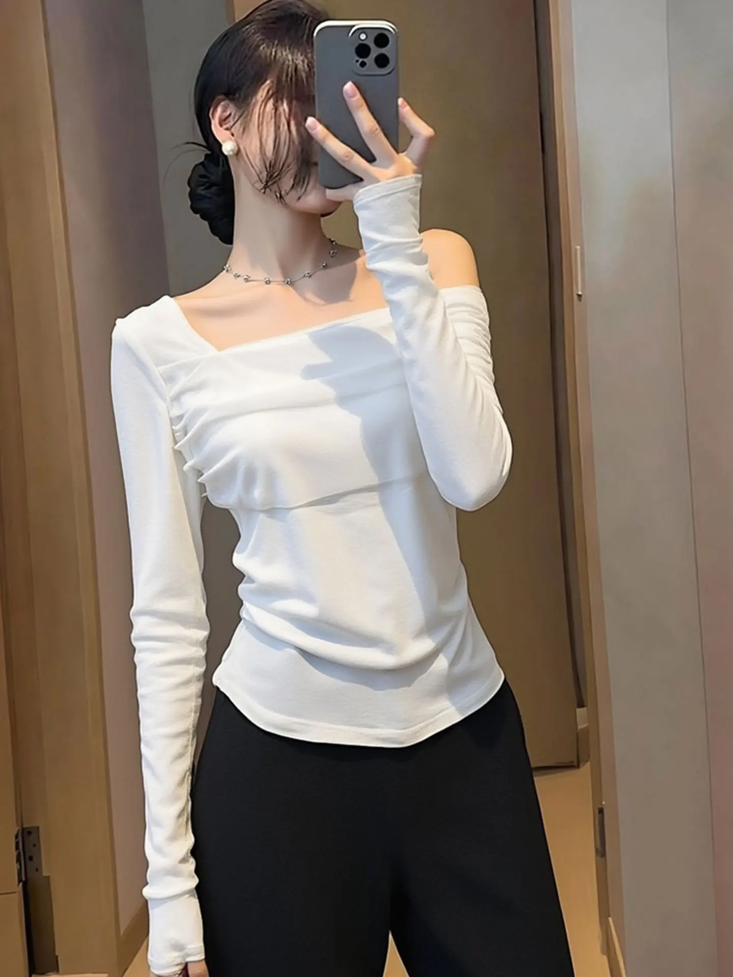 

Slimming Effect Long Sve White T-irt Korean Sle Base irt Women's Faion Top Spring 2026 Euro Sle High End Brand