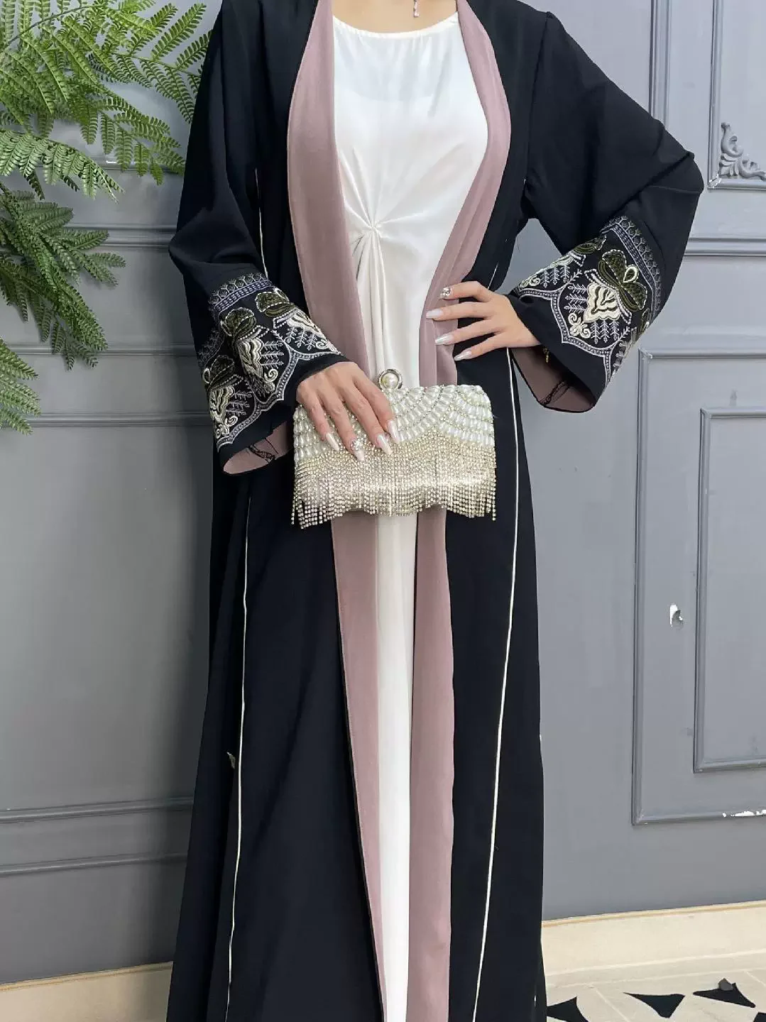 Manteau brodé à la main Abaya imprimé plissé style arabe dubaï trench-coat musulman conservateur à manches longues pour femmes