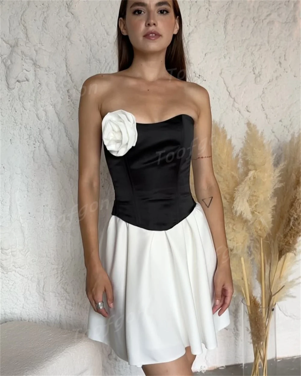 Toofgon Satin A-Linie Kurze Abendkleider Maßgeschneidertes trägerloses Mini-Abschlussballkleid Schwarz Weiß Outfit Formelles Geburtstagspartykleid