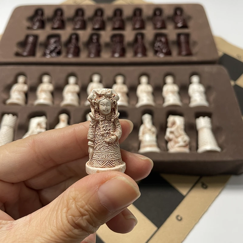 مجموعة شطرنج صغيرة مقاس 28 سم/11 بوصة على الطراز القديم، قطع شطرنج من الراتنج بتصميم شخصية إبداعية ثلاثية الأبعاد لعيد الميلاد #6