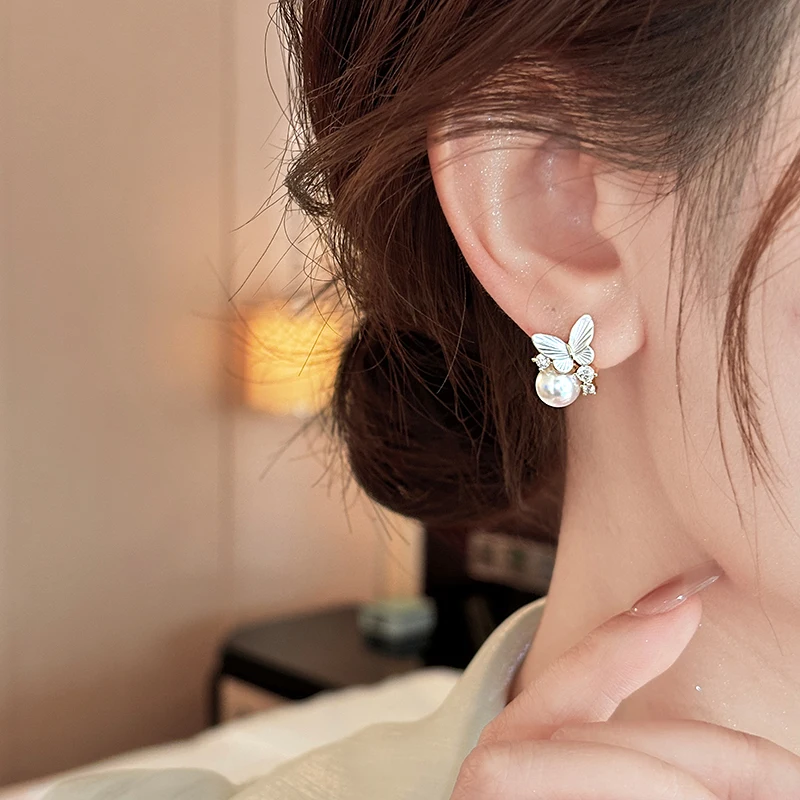 تصميم الشعور الأبيض فراشة مايكرو مطعمة الزركون أقراط اللؤلؤ 2025 مجوهرات جديدة أنيقة وعصرية إكسسوارات الأذن للنساء