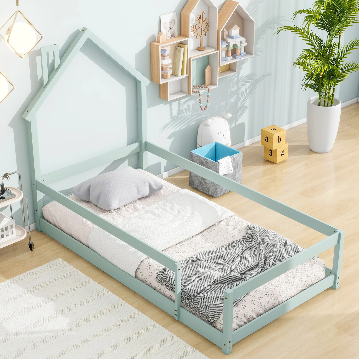 Cama doble de madera con cabecero en forma de casa, cama de suelo con vallas en color verde claro