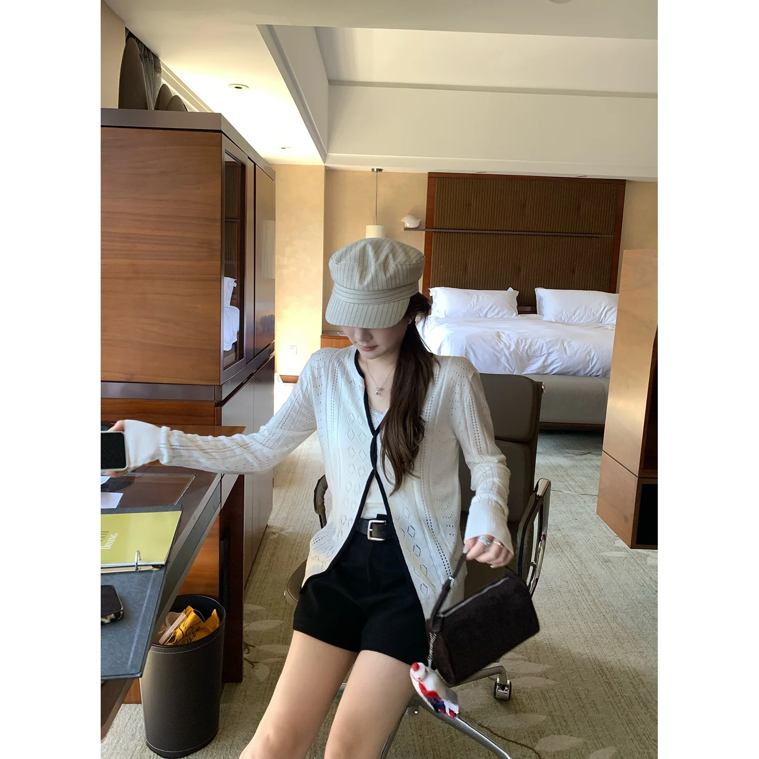 

Белый вязаный свитер с V-образным вырезом, разрезами и ажурными элементами, тонкий, женский, повседневный, модный, для весенне-осеннего сезона, с длинными рукавами