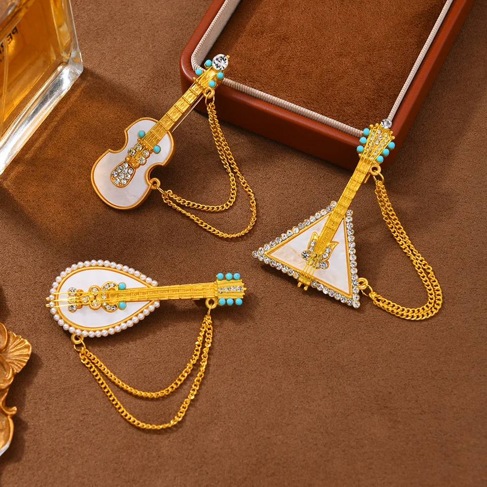 Creative retro tassel instrument brooch, fashionable and simple women's coat accessories, board pipa clip, anti glare