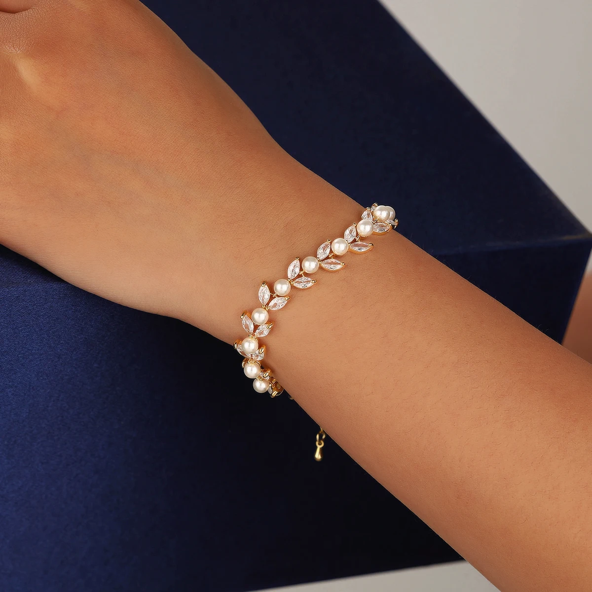 Light luxury atmosphere, full of zircon pearl bracelets, bridal banquet evening dress hand ornaments