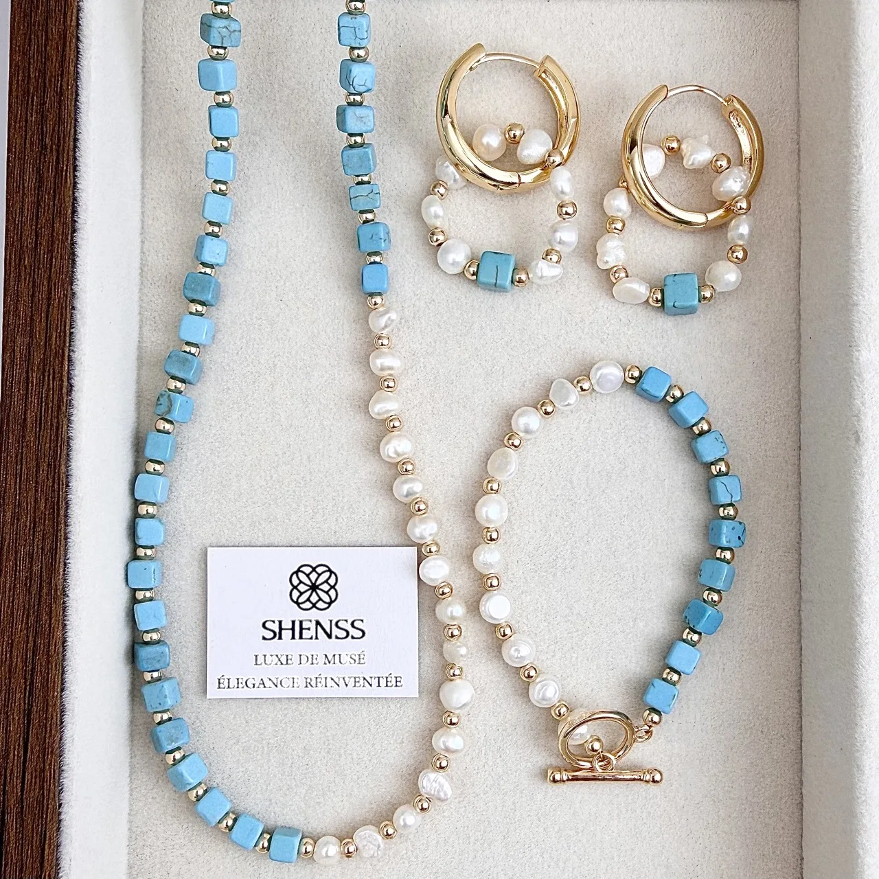 

Ювелирный набор из натурального бирюзового камня и пресноводного жемчуга: колье, браслет, серьги (3 предмета), минималистичный, роскошный, высокий стиль