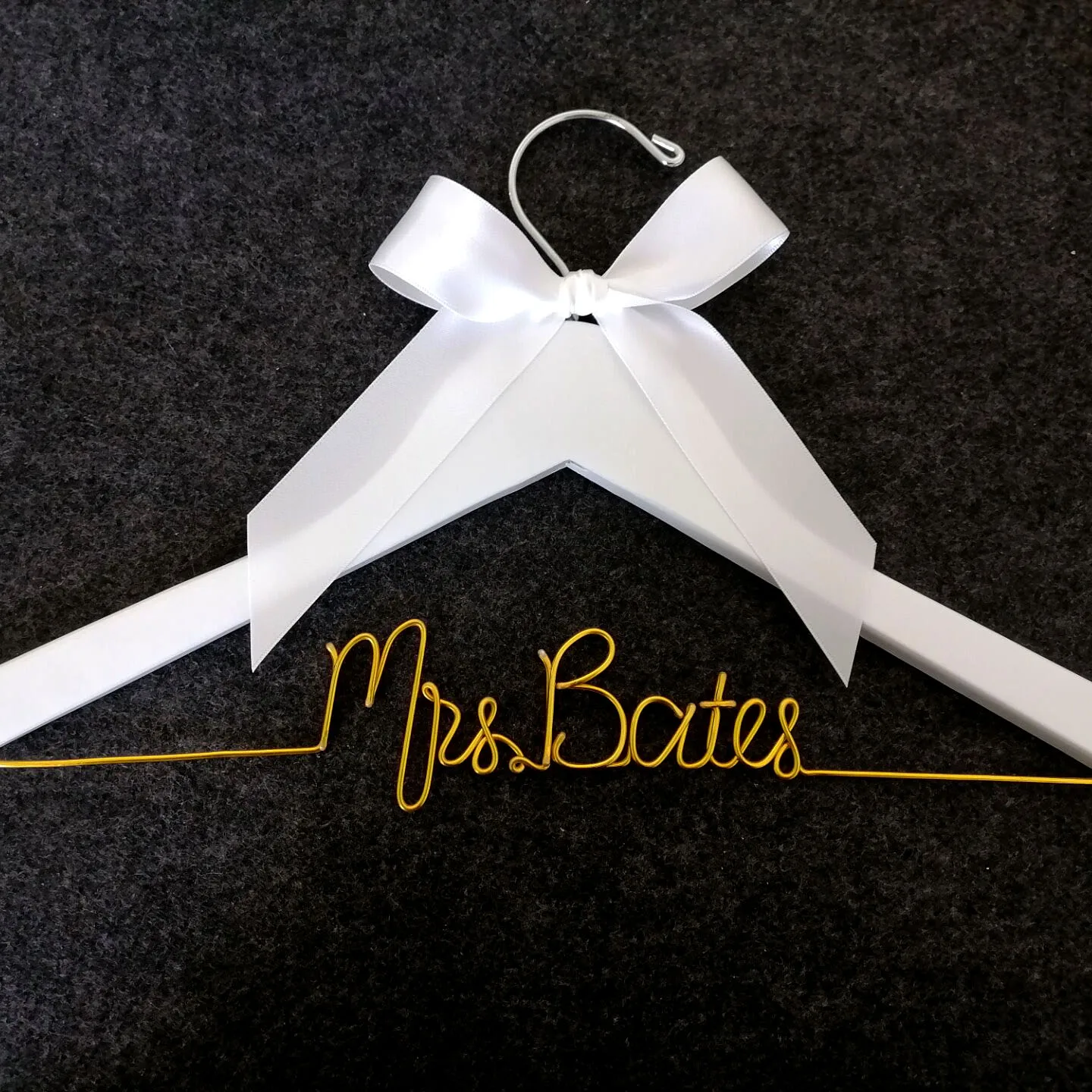 

Personalized Wedding Wood Hanger , Groom Bride Wedding Shower Gift Mr&Mrs Souvenir Gift, Customize Name Hanger