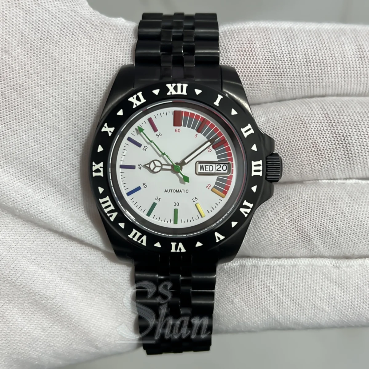 NH36 40MM men's fashion diving watch features a sapphire glass waterproof case with a fixed Roman numeral bezel and date display