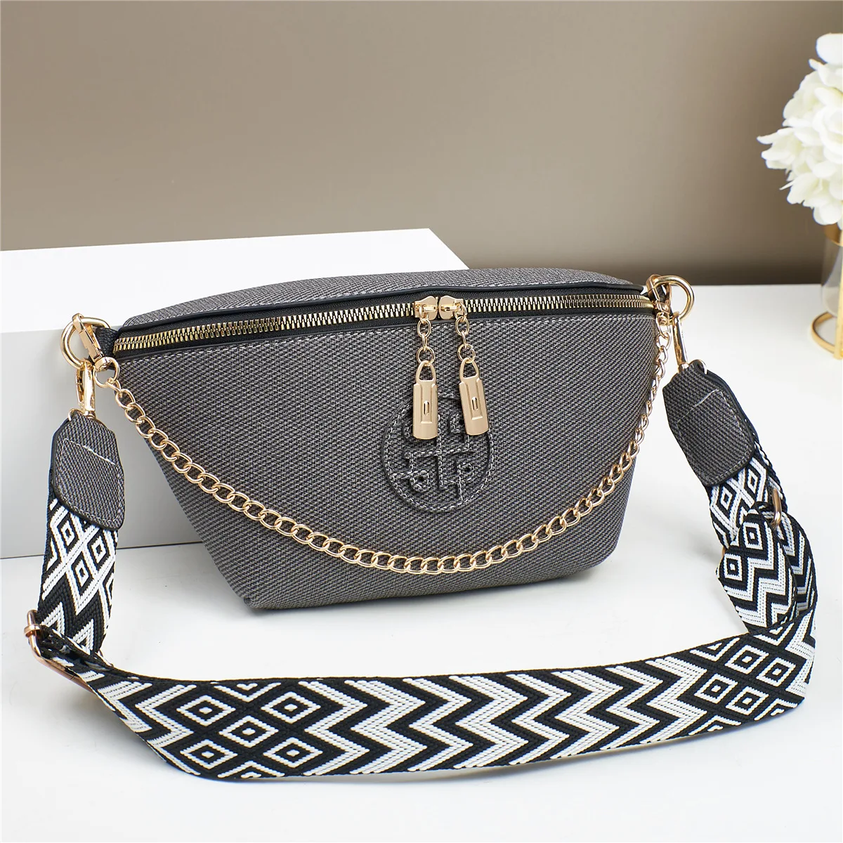 

Fashionable Single Shoulder Crossbody Bag for Women Spring Summer New Arrival Stylish Versatile Ladies Bag Small Size