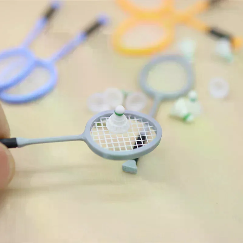 1 ペア 1:12 ドールハウスシミュレーションミニバドミントンラケットセットドールハウススポーツシーン装飾ドールハウスごっこ遊びおもちゃ