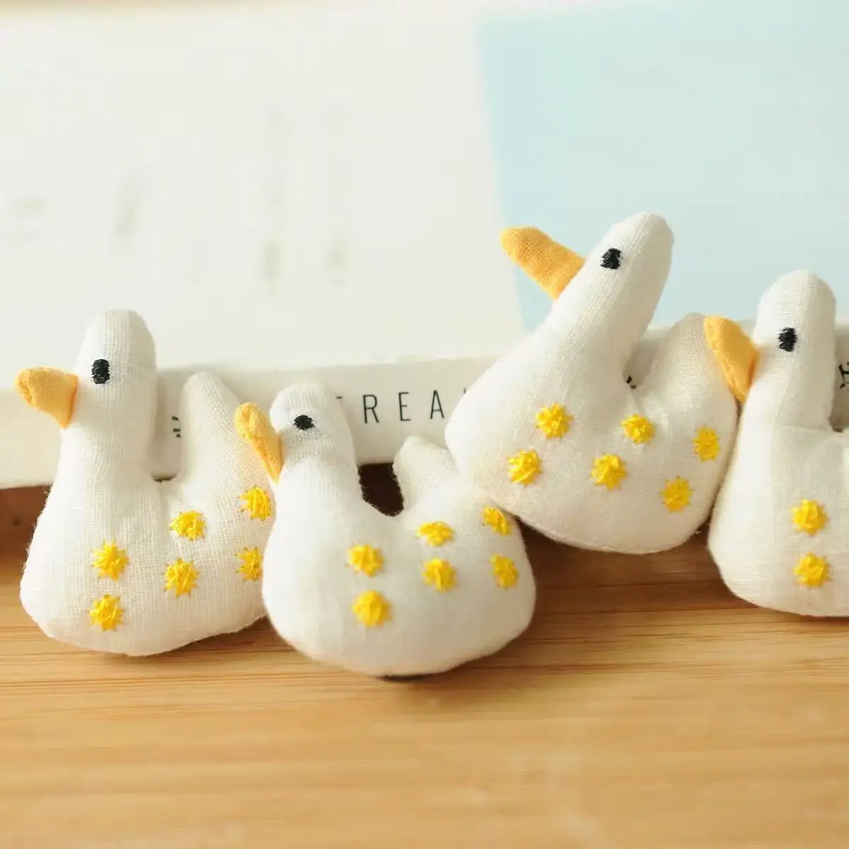 Artistic Style Light and Fresh Cartoon Brooch with Embroidered Duck-shaped Accessory Made of Fabric Brooch