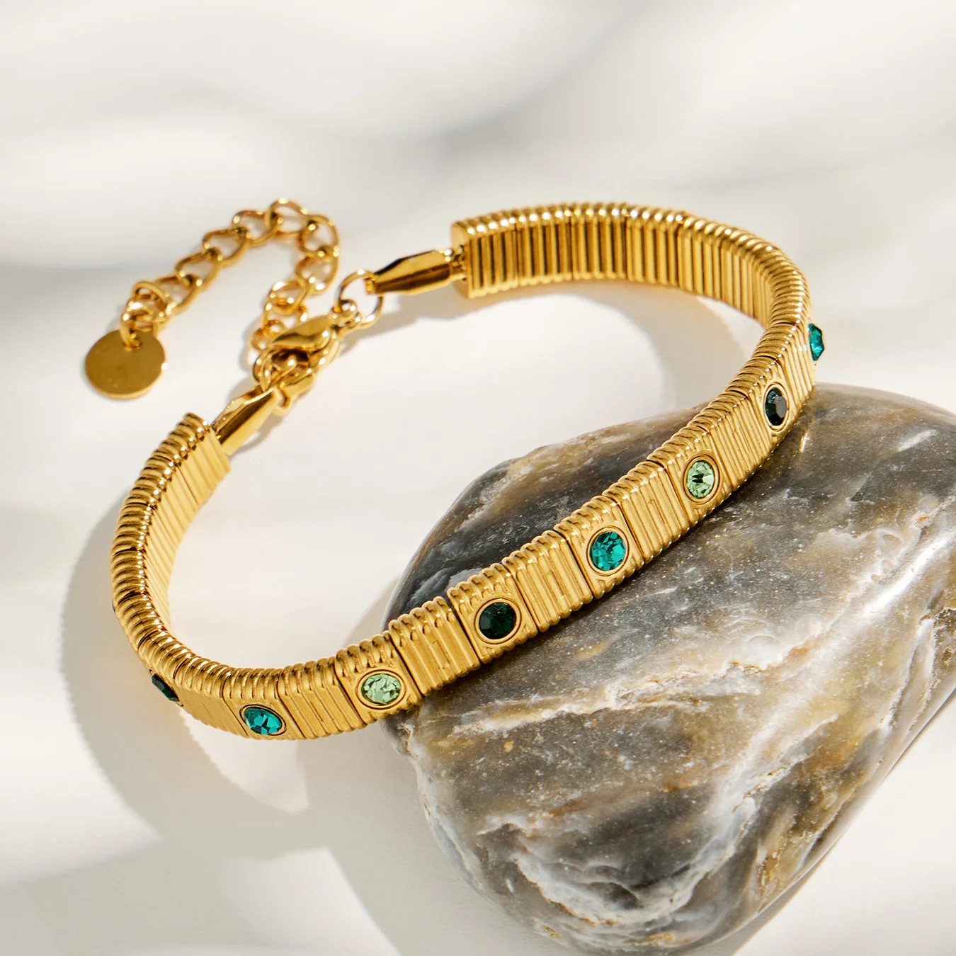 Edelstahl-Armband mit Streifenmuster, Quadratischen Perlen und Gliedern, 18K Vergoldet, mit Farbigen Kubischen Zirkonia für Damen – Detail 11