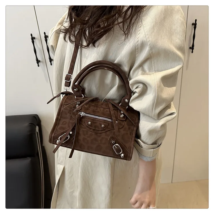 Vintage Wildlederähnliche Handtasche, Nieten-Reißverschluss-Dekor, Abnehmbarer Langer Riemen, Retro-Punk-Umhängetasche für Pendlerinnen – Detail 23