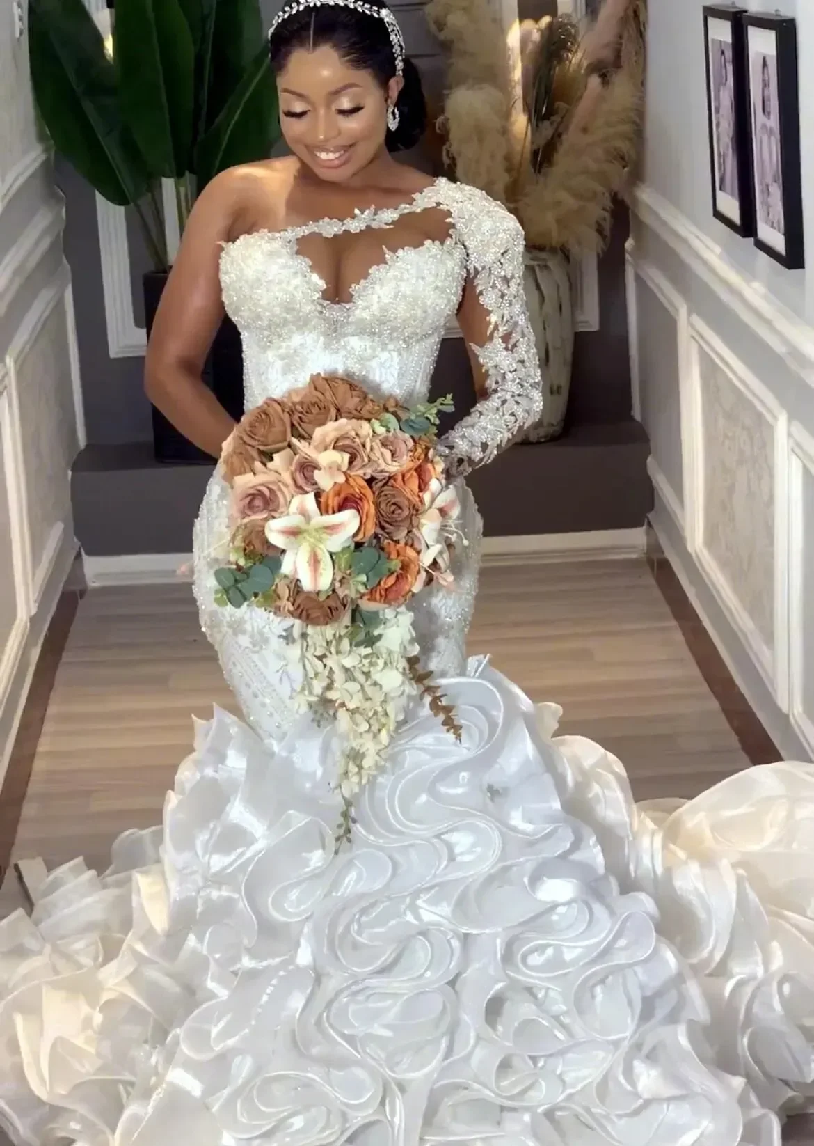 

Customized Arabic Plus Size Mermaid White Wedding Dress For Bride 20256 White One Shoulder Lace Beaded Tiers Organza Bridal Gown
