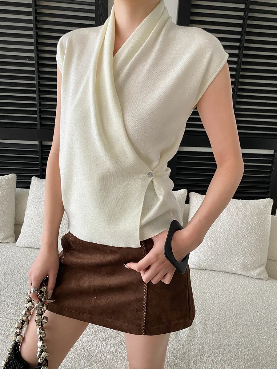 

Весенне-летняя женская повседневная трикотажная рубашка без рукавов, однотонная, с асимметричным V-образным вырезом и зауженной талией, утягивающая фигуру.