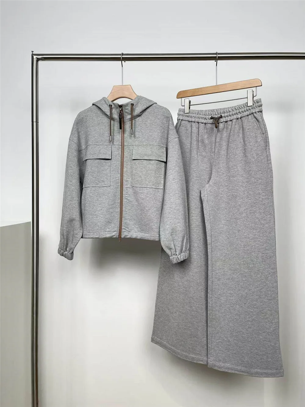 

Женский ранняя весна 2026, новый высококачественный кардиган с капюшоном и бусинами, куртка + повседневный универсальный комплект широких брюк