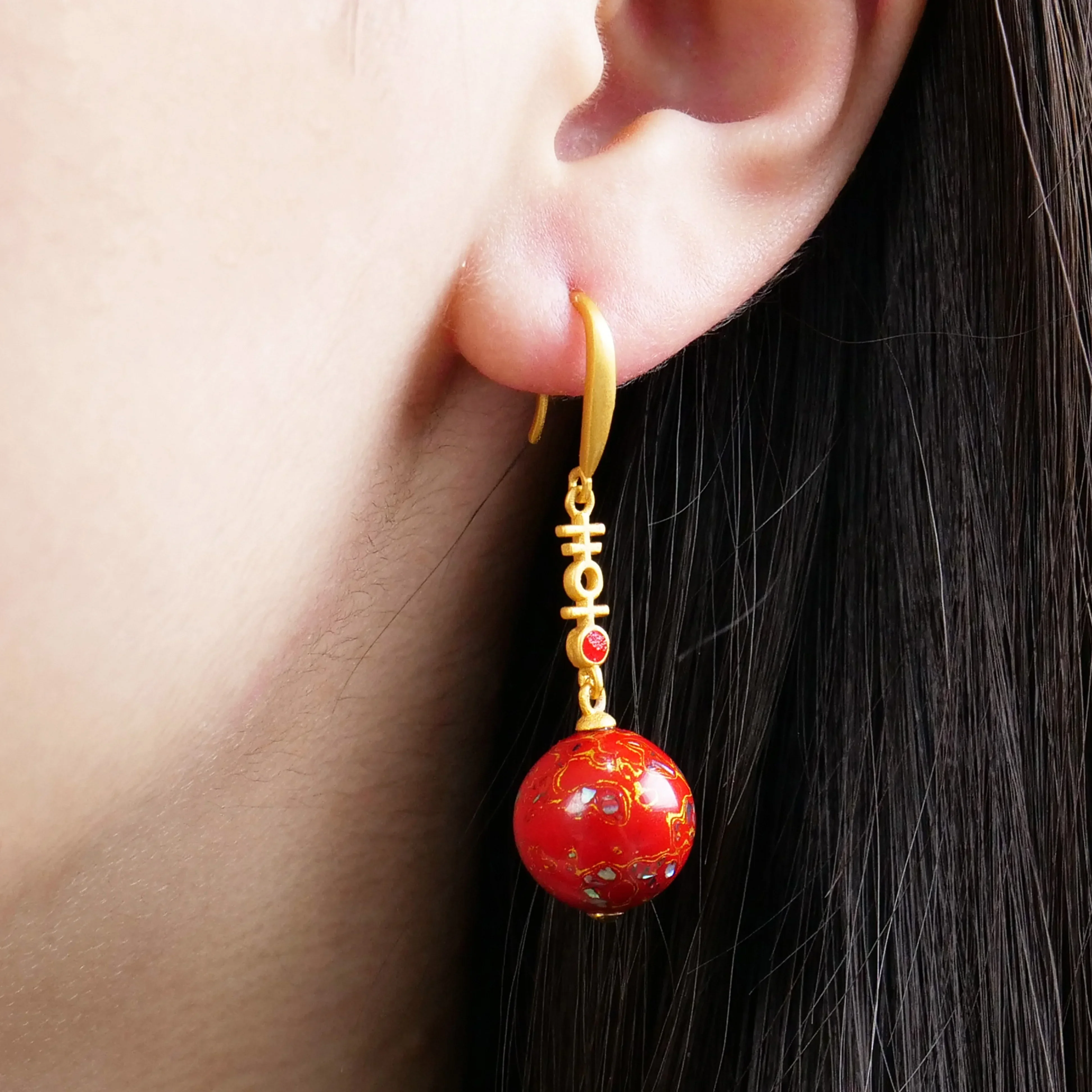 

Red lacquer bead pendant earrings Hook earrings, high quality copper gold plated, gold lines, high-grade earrings