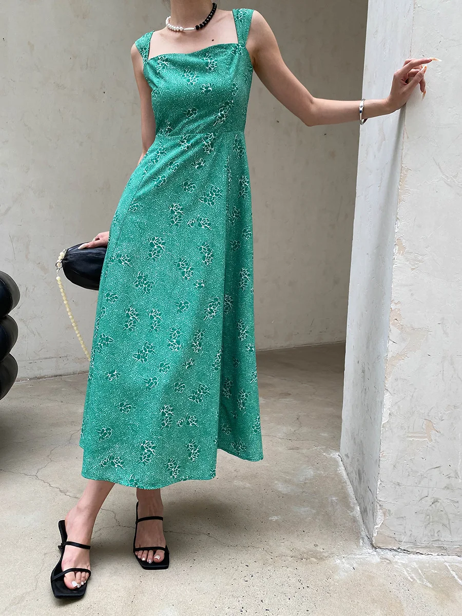Sommerliches Damenkleid im französischen Retro-Stil mit eckigem Ausschnitt, tailliertem Schnitt und schlank machendem Blumenmuster. – Detail 5