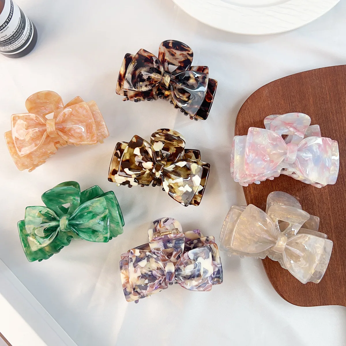 

Elegant and Beautiful Bow Hair Clip, Acetate Claw Clip, High-end Hair Accessory for Women with Updos.