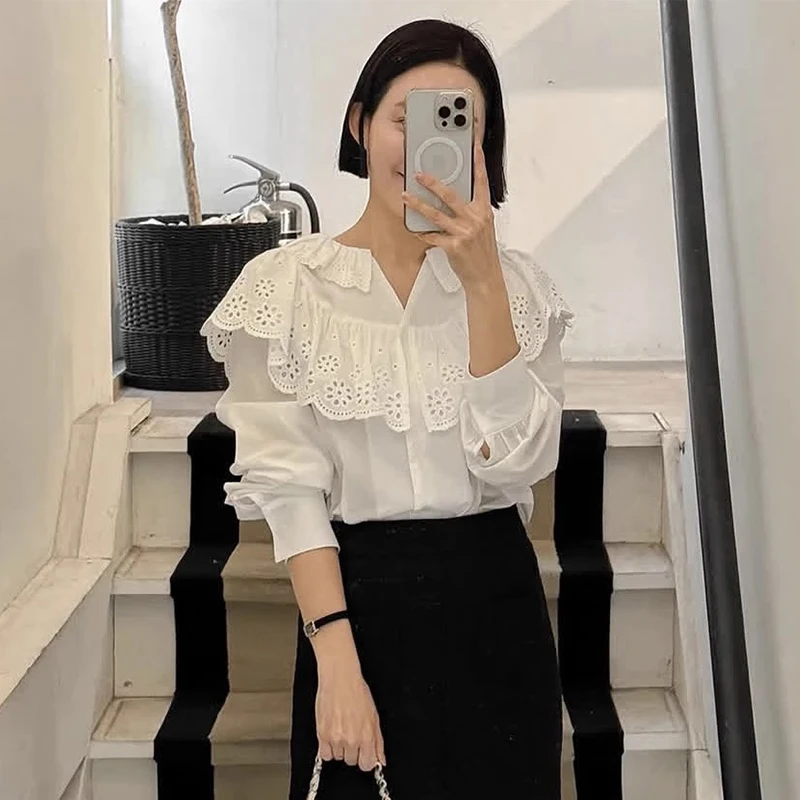 قميص نسائي أنيق بنمط كوري للربيع بأكمام طويلة وياقة دانتيل فضفاضة مع نمط زهور مفرغ وتصميم عصري للعمل