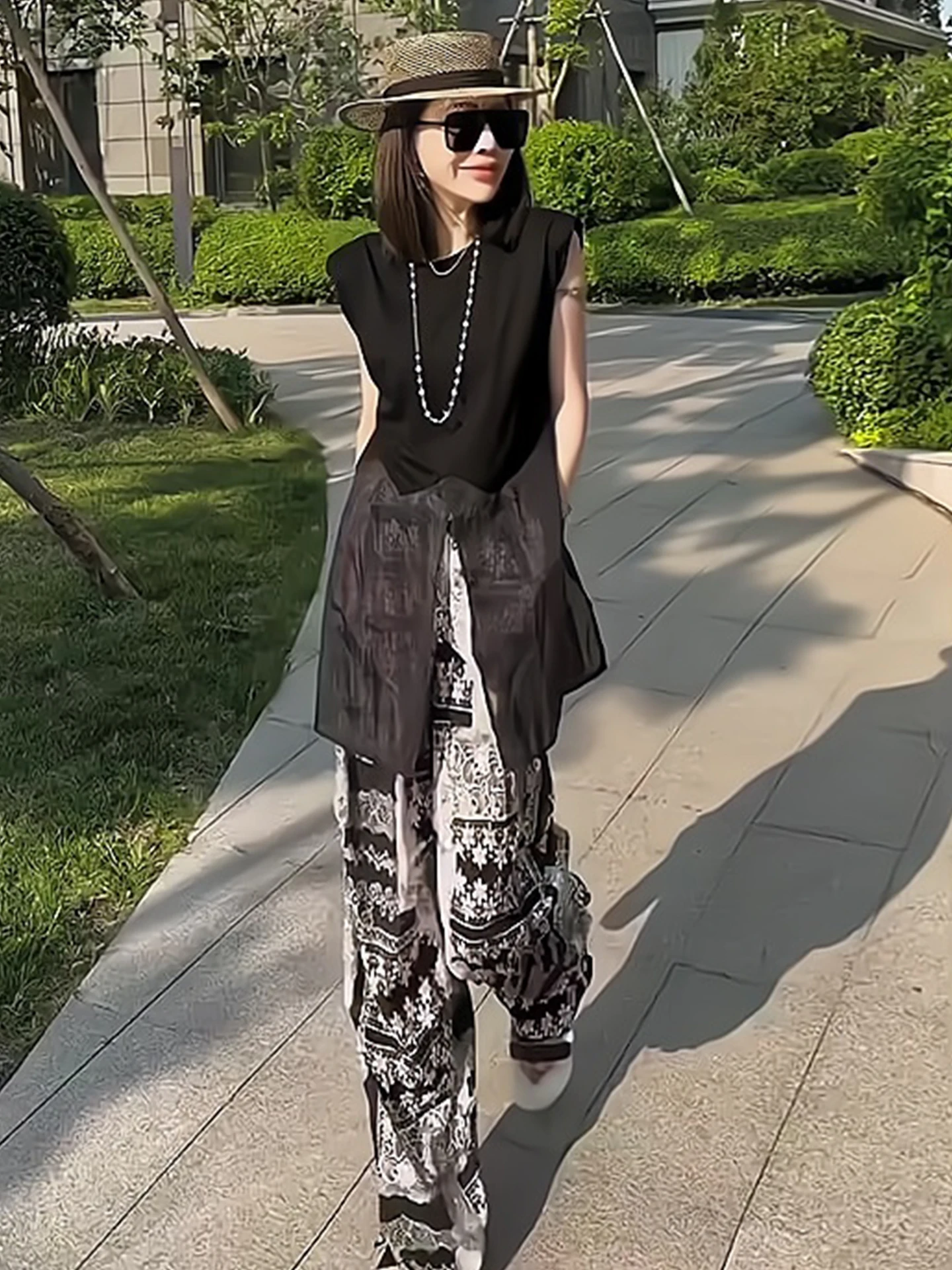 

Модный летний комплект 2026 года в стиле Old Money: черный топ без рукавов и ретро-брюки с широкими штанинами – дизайнерская сенсация для женщин