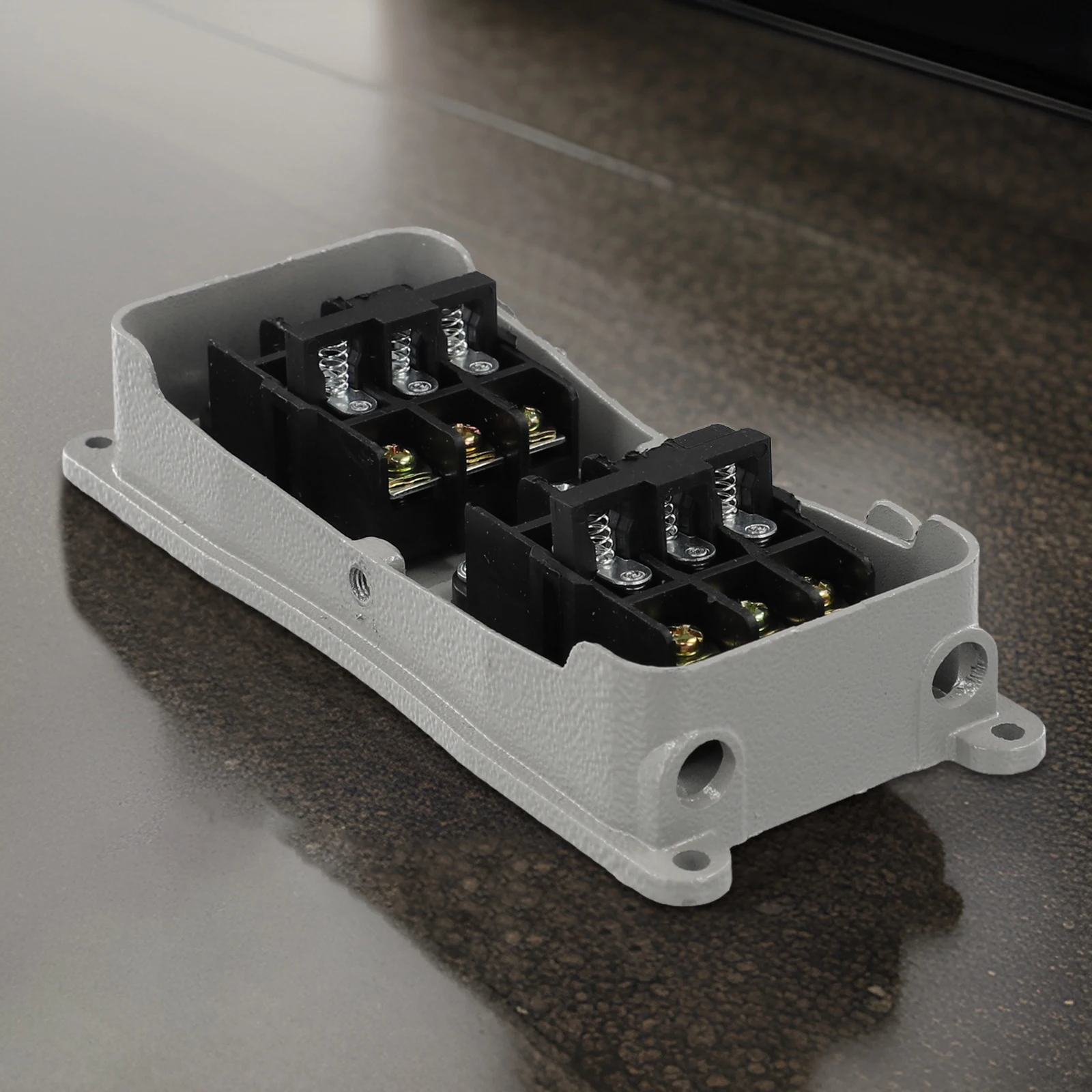 Foot Switch YDT1-20 Rated 380V with IP62 Protection and Non-Slip Rubber for Use in Manufacturing and Repair Shops