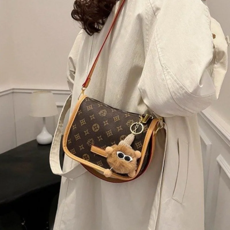 

Stylish Solid Color Commuter Handbag for Business Women with Messenger Function and Minimalist Aesthetic