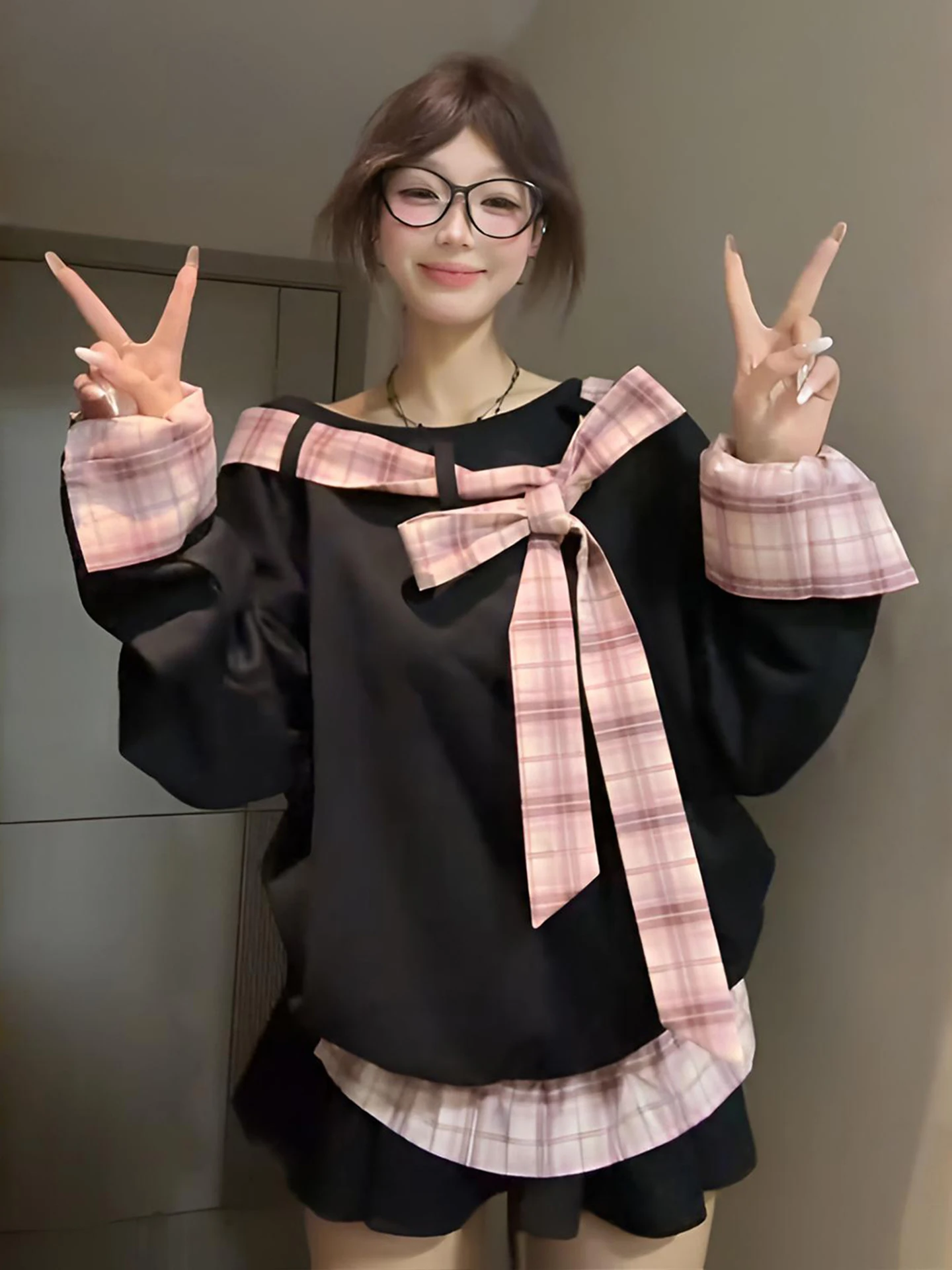 เสื้อสเวตเชิ้ตแขนยาวลายสก็อตทรงหลวมไหล่เฉียงแบบไม่มีฮู้ด สไตล์สาวหวานเท่ ไซส์ใหญ่ ลดอายุ สีดำ เหมาะสำหรับฤดูใบไม้ผลิและฤดูใบไม้ร่วง