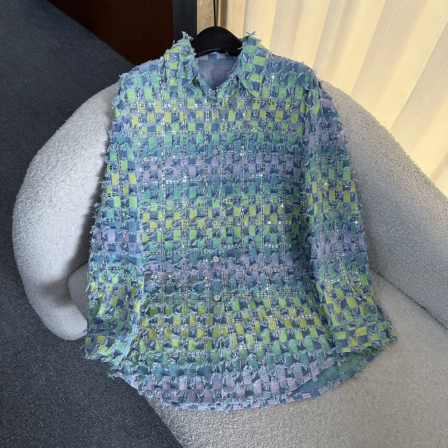 

Весна 2026: Новая джинсовая рубашка с длинным рукавом и цветными блоками из страз для женщин, свободный повседневный топ средней длины