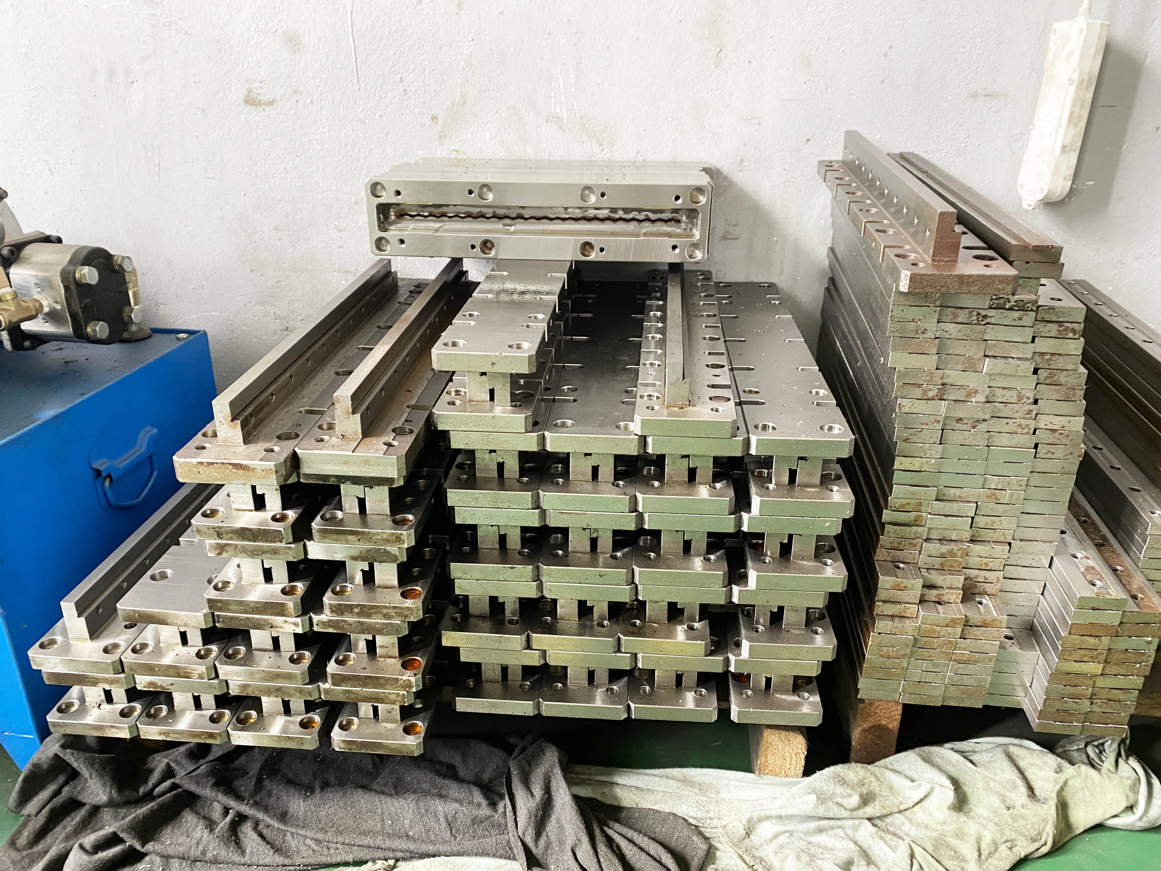 ماكينة ضغط تثقيب زعانف الألومنيوم عالية الدقة أوتوماتيكية بالكامل