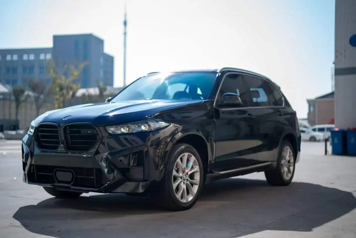 Body Kit for  X5 F15(2013-2018)to G05 X5M(24) Model, Featuring a Bumper, Grille, Hood, Fenders, and Headlights.