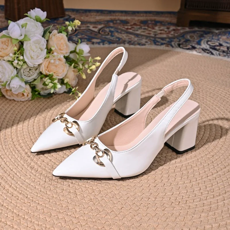 Sandales à talons hauts confortables à bout pointu pour femmes, avec boucle en chaîne métallique, talon fin, chaussures à enfiler, chaussures d'été pour femmes