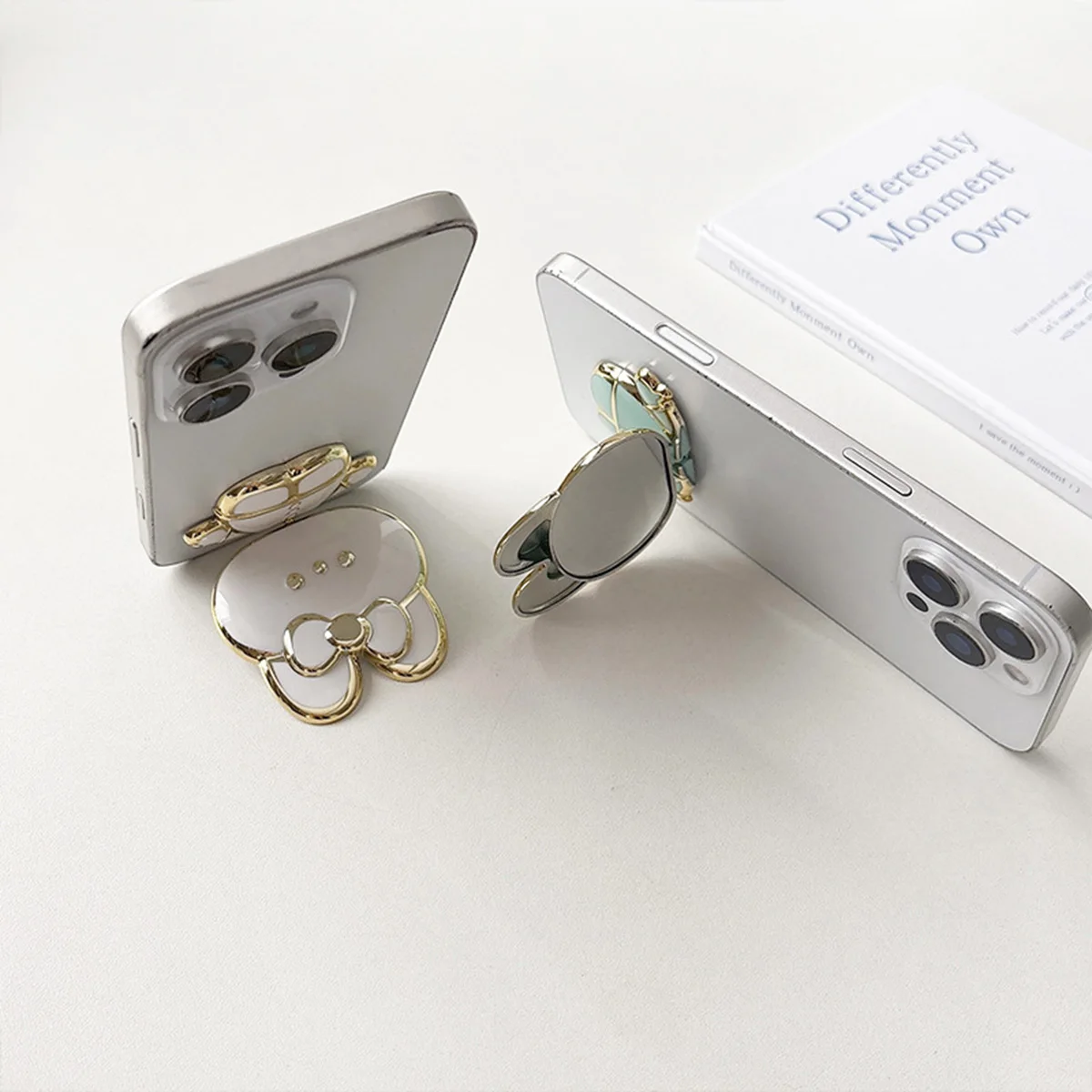 Un soporte para teléfono galvanizado reversible en forma de conejo con espejo y soporte para teléfono